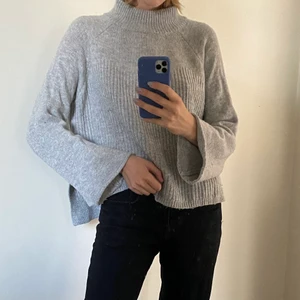 Grå stickad tröja  - Säljer en ljusgrå stickad tröja från KappAhl i storlek small, väldigt sparsamt använd så så gott som ny ❤️