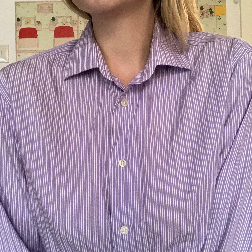 Jättefin skjorta från Calvin Klein! Den är i en vacker lavendel-lila färg!. Skjortor.
