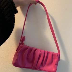 Axelbandsväska  - Säljer min superfina axelväska som knappt alls är använd. Den är som ny med noll defekter. Säljes pga används knappt alls, mottagaren står för frakten!😃 