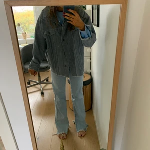 Jacka från zara - En trendig Manchester jacka från zara! Använd väldigt sparsamt! 