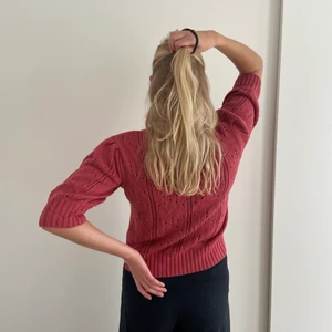 Stickad tröja  - Vinröd stickad tröja med fint mönster och korta armar. Från NA-KD i storlek S. Fin höstfärg som passar till de flesta kläderna. I bra skick och knappt använd❤️