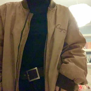 Skinnjacka  - Snygg skinn bomberjacka jag thriftade för några år sen. I bra skick förutom slitet foder i nacken(se sista bilden) Frakt tillkommer 