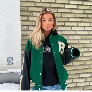 College jacka - Kan mötas i Köpenhamn, kan skickas i Sverige men vet ej hur det blir med frakt då.. Vet inte exakta storlek men oversized på mig som är S! Inga defekter