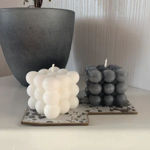 Ljus  - Säljer egentillverkade ljus på beställning! Gjort på 100% miljövänligt, återvunnet stearin. 3 olika former, 2 dofter och lite blandade färger så som vit, rosa, beige, grå, grön osv. Olika nyanser, mörka och ljusa färger är möjligt.   Pris för det större bubbelljuset och den längre räfflade ljuset - 30kr  Pris för det mindre bubbelljuset - 20kr   Kontakta mig för mer info🌟  