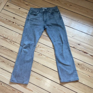 Hope rush denim storlek 30 - Hope rush denim jeans i storlek 30 i perfekt skick. De har inga hål i sig och fickorna är hela. De är köpta på Hope butiken vid Norrmalmstorg i Stockholm för två månader sedan.