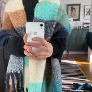 Halsduk - Supermysig och trendig halsduk i näst intill nyskick 💕. Kan mötas i Stockholm annars tillkommer frakt! 