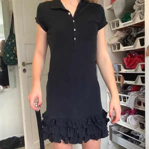 Volang klänning från Ralphlauren❤️ - En jätte fin volangklänning ifrån Ralph Lauren!❤️ Det kommer med ett skärp som man kan använda runt midjan men det går att ta av! Frakten blir 62kr! Buda eller köp direkt för 200!