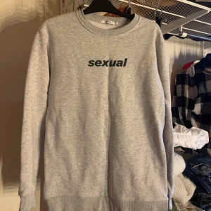 Oversized tröja - En skön oversized tjocktröja från NAKD. Bra skick