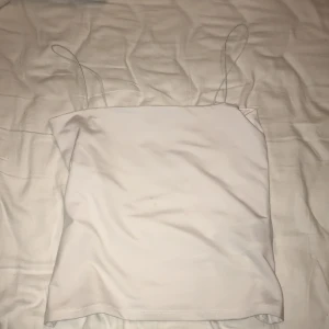 Snyggt vitt linne - Snyggt vitt linne från new yorker i storlek L men passar som M🤍Säljer för 60kr + frakt. Det är ett stretchigt tyg