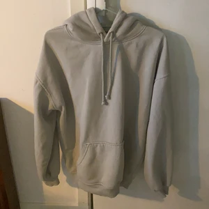 Oversized hoodie - Säljer denna oversize hoodie i strl XS från Bikbok. Använd ett fåtal ggr. Hör av er om ni är intresserade💕