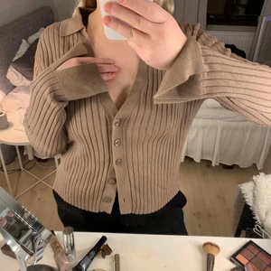 brun tröja - En hyffsat nyköt tröja som använts två gånger. Köpt ifrån Nelly Trend och kommer inte till användning 💖 (frakt ingår ej i priset)