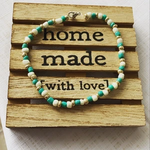 Armband - Dethär är ett väldigt stort armband, så mer passande för dom som har lite större handled! ❤️ min gulliga mamma hjälpte mig lite med att göra den, hoppas ni gillar den! 😘 (om ni vill veta den exakta längden på den är det bara att sms) tar Swish!