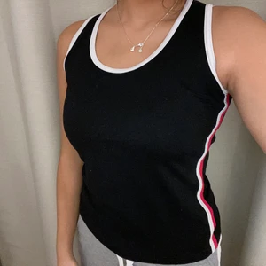 LINNE - Tränings linne från SOC strl L men jag bär vanligtvis strl S. Köpt secondhand men jag har aldrig använt den. Lite dammig tyvärr!✨