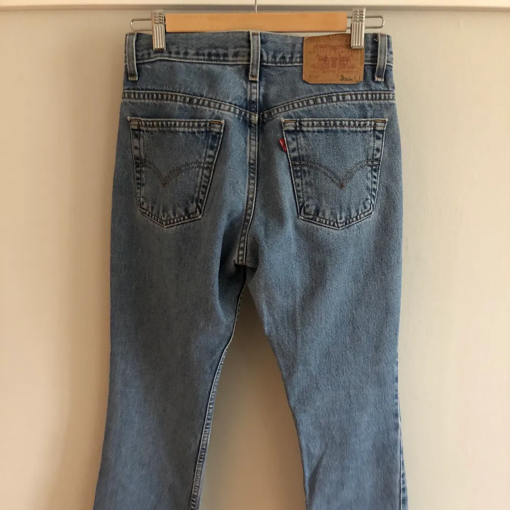 Snyggaste Levis 505 jeans! Lite lägre i midjan och tightare över låren än 501or, sitter så snyggt! Passar mig som brukar ha storlek 25/30! . Jeans & Byxor.