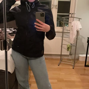 Hollister dunjacka - En marinblå dunjacka från hollister, haft ett tag men ej använd supermycket. Den är i gott skick! Den är i storlek M men passar även S