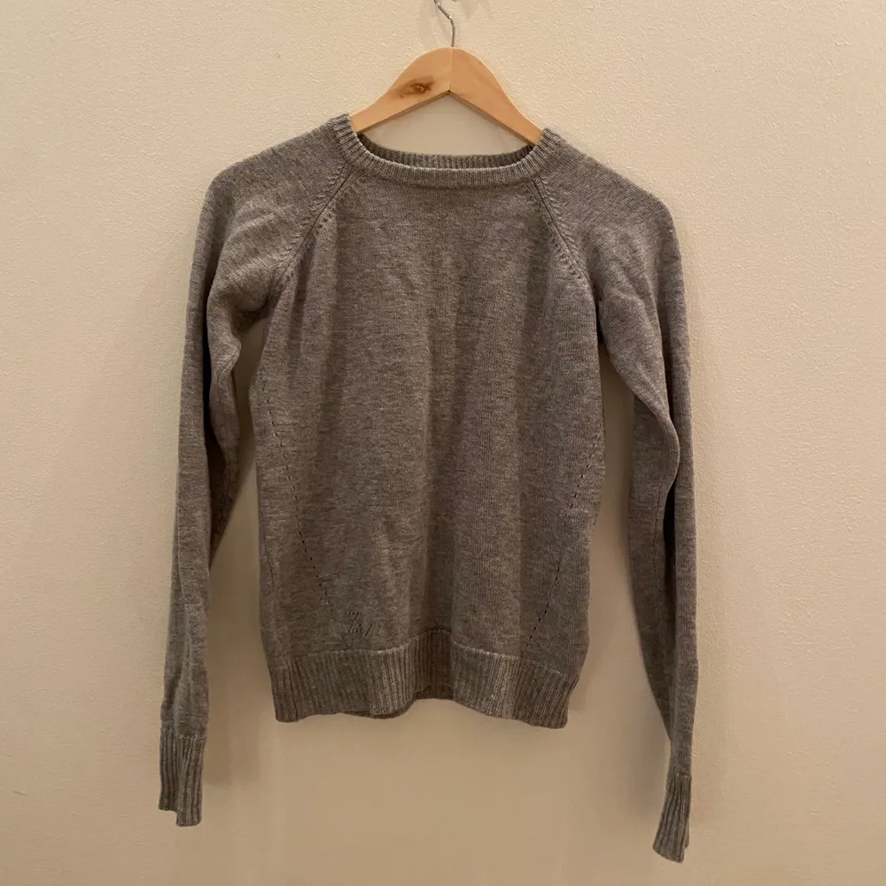 En grå stickad Zadig tröja med sytt tryck på ryggen.Säljs på grund av att den är för liten, sparsamt använd🧚🏼‍♀️. Tröjor & Koftor.