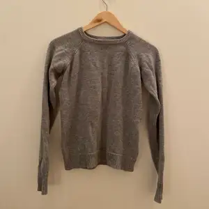 En grå stickad Zadig tröja med sytt tryck på ryggen.Säljs på grund av att den är för liten, sparsamt använd🧚🏼‍♀️