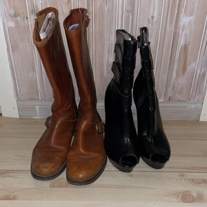 Massa boots/platå  i olika märken - Björn Borg stövlar, konjak färgade äkta läder, 38, 100kr F24 skinn svarta stövletter 38,100kr Depeche kilklack, svart mocka, 38, 100kr  XIT din sko, 38, 50kr Ecco boots, orm mönstrade, som nya, 150kr Revimped by sirens, Burgundy. 38, 100kr Bronx Ankle boots, bruna 38, 50kr(lite skavda framtill) fler bilder finns att skicka!  Front row shop, vita platå, 37, 100kr