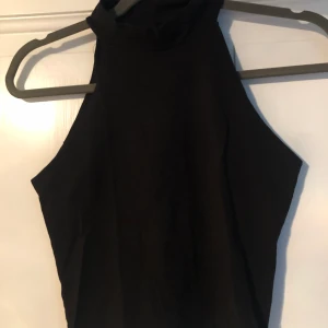 Croptop strl M - Croptop från Gina Tricot strl M. 