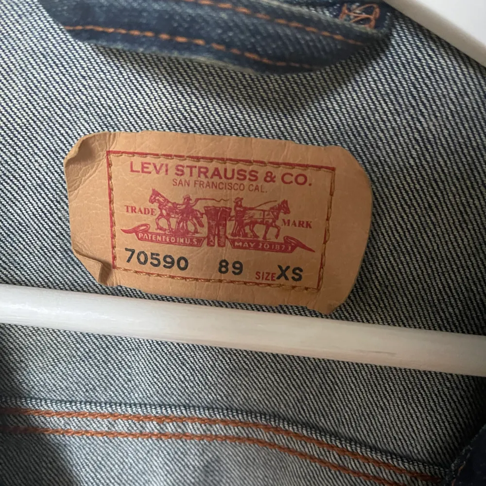 Levis jeansjacka i jättefint skick, använd några få gånger. Köpt i Paris några år sedan. Storlek XS, mörkblå färg. . Jackor.