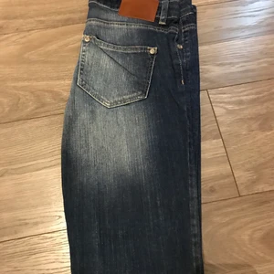 Jeans  - Jeans från Gina Tricot i strl 28. Använt några gånger. Köparen står för eventuell frakt. 