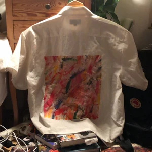 Skjorta med tryck - En croppad vit skjorta med målat tryck. Målat det med akrylfärg:) Köparen står för frakten <3