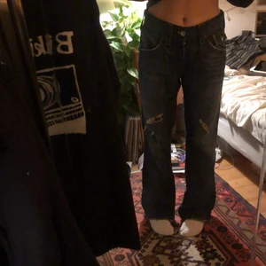 Lågmidjade jeans - Lågmidjade jeans insydda till storlek 36! Använda ca 2 ggr. Fint skick! Köparen står för frakten <33