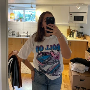 Oversized t-shirt - Oversized t-shirt med snyggt märke! Är i storlek S men sitter som en M/L, aldrig använd!💕 50kr + frakt 