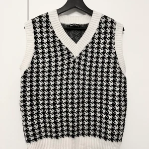 Väst  - Säljer min fina hundtandsmönstrade väst då den inte passar min stil längre💕 Sparsamt använd och därför i mycket bra skick💗