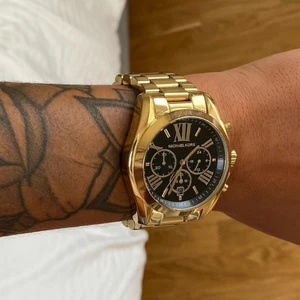 Michael kors helt ny klocka  - Säljer min helt nya michael kors klocka, används ej. Följer med paket. Köpt för 1500kr