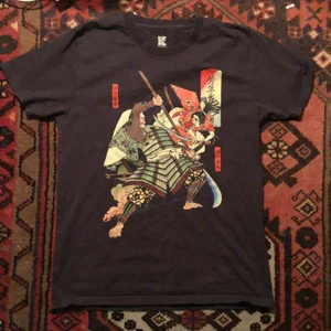 T-shirt med tryck - Tröja i nyskick, köpt i Japan! Lite gråaktig:) köparen står för frakten <33