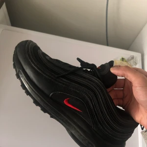 Nike air Max 97 svart  - Använda men i bra skick! Storlek 42 och är reflekterande vid kamera blixt och ljus!
