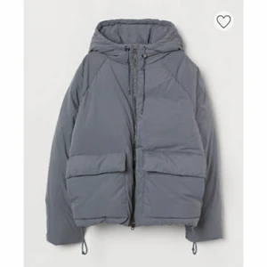 Grå dunjacka H&M - Skitsnygg populära vinterjacka från H&M. Är lite för stor mör mig så säljer den. Den är lite sönder vid dragkedjan med det går att laga♡ Skriv för fler bilder!