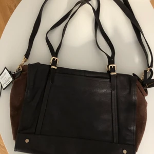 massimo dutti löder väska  - massimo dutti väska i äkta läder  Mått 38x25x15 Oanvänd köpte i London