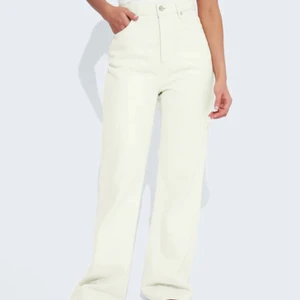 Bikbok Jeans beiga - Intressekoll på mina regular wide beiga ecru jeans från bikbok, fint skick knappt använda för att de är lite stora. Långa ben för mig som är 164. Nypris 600. Skicka privat för egna bilder💞