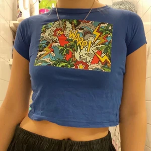 baby tee - jätte cool och unik baby tee!🍓 köpt här på plick men som tyvärr inte kommit till användning då jag redan har en liknande. passar S-XS och är i mycket gott skick💜