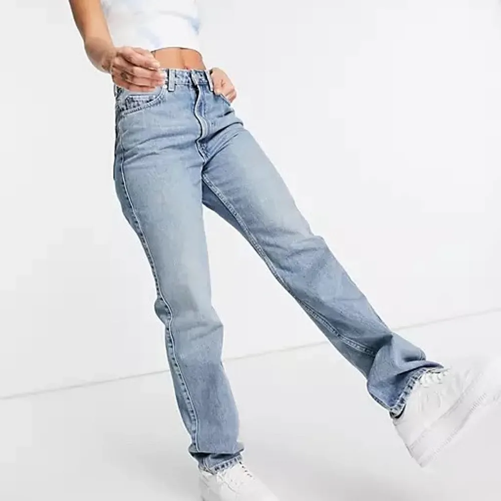 Säljer mina fina jeans från Weekday i modellen Rowe då jag inte använder dem så mycket! Ytterst sparsamt använda och går över skokanten på mig som är 163cm🥰 Skriv för egna bilder!❤️. Farkut & Housut.