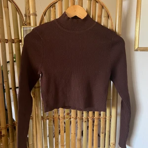 Brun polotröja - En jättefin brun polotröja i storlek M från H&M! Sitter tight på mig som är storlek M men den är stretchig och passformen är tight. Vid fler frågor eller bilder så är det bara att skicka ett meddelande! Frakt tillkommer💕