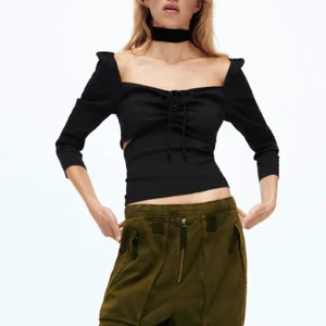 Zara topp - Den här super fina toppen från zara. I strl M och helt ny, men var för stor och glömde skicka tillbaks. Helt slutsåld i de flesta storlekar. Skriv för egna bilder/frågor! 💗💘💖 (nypris är 399 kr)