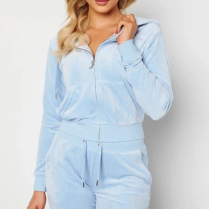 Juicy  - Ljusblått juicy sett storlek M, passar S oxå, byxorna o tröjan är i samma färg såklart hittade ingen bild på nätet bara, skriv för fler bilder! 