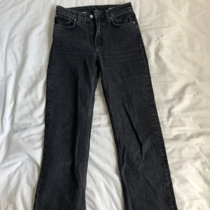 Weekday svarta jeans  - Bra skick dom är avklippta så lite kortare en vad lappen säger 