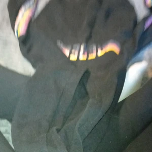 Huddie - Svart med rängbågit den behöver ett nytt hem