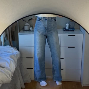 Blåa jeans - Ett par blåa jeans från H&M i storlek 158 och passar mig som är runt 158💙 de är i jättebra skick och knappt använda