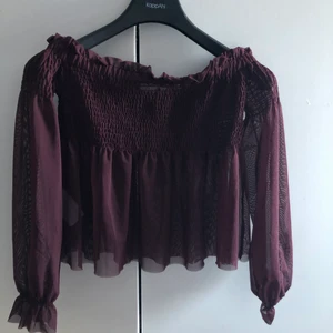 Transparent blus strl S - Lila genomskinlig blus/tröja som sitter ”off shoulder”. Tunt material och fina detaljer som t.ex volang vid ärmar. Lätt att röra sig i och perfekt till sommarn ☀️