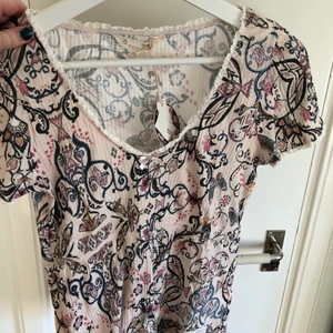 Odd Molly - Säljer en t-shirt från Odd Molly. Den är helt oanvänd.