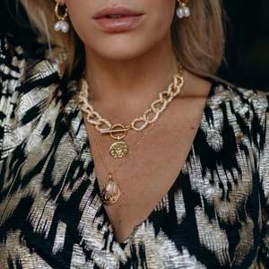 Vackert 24K guldpläterat halsband designat av Petra Tungården x Safira. Säljer för kommer inte till användning. Köpt för 2499kr, säljs inte längre. Två första bilderna är lånade från Petra Tungården, sista bilden är min.