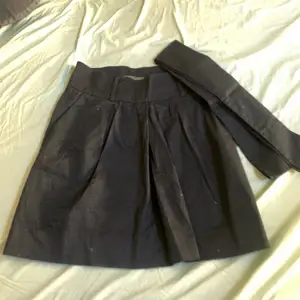 fin kjol från frk i storlek 38, det kommer med ett ”skärp”, den knäppa med en dragkedja på sidan☺️