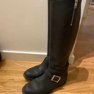 The urban project boots - Några gånger använda. Köpt för 2000kr, säljer för 600kr. Vid snabb affär 500kr. Storlek 37.