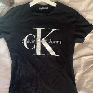 Säljer denna svarta t-shirt från Calvin Klein, storlek xs men passar även s. Kontakta mig för mer info