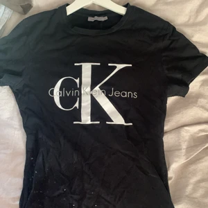 Svart t-shirt - Säljer denna svarta t-shirt från Calvin Klein, storlek xs men passar även s. Kontakta mig för mer info